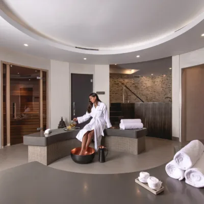 Luxurious Feet & Nails Treatment With Color (75 MIN)